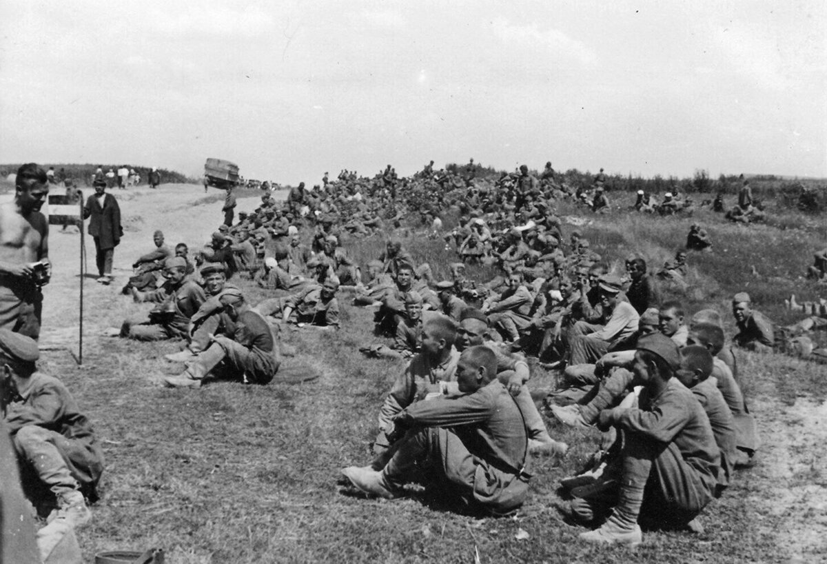 Военнопленные в районе Смоленска. Август 1941 г.