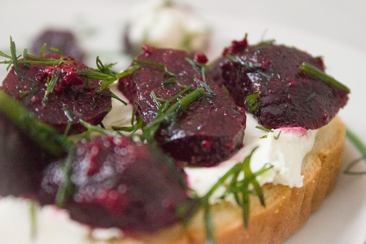 Брускетта с сельдью и свеклой и луком. Брускетта со свеклой. Брускеты с сельдью и свеклой. Брускетты черничные ночи. Брускетта со свеклой.