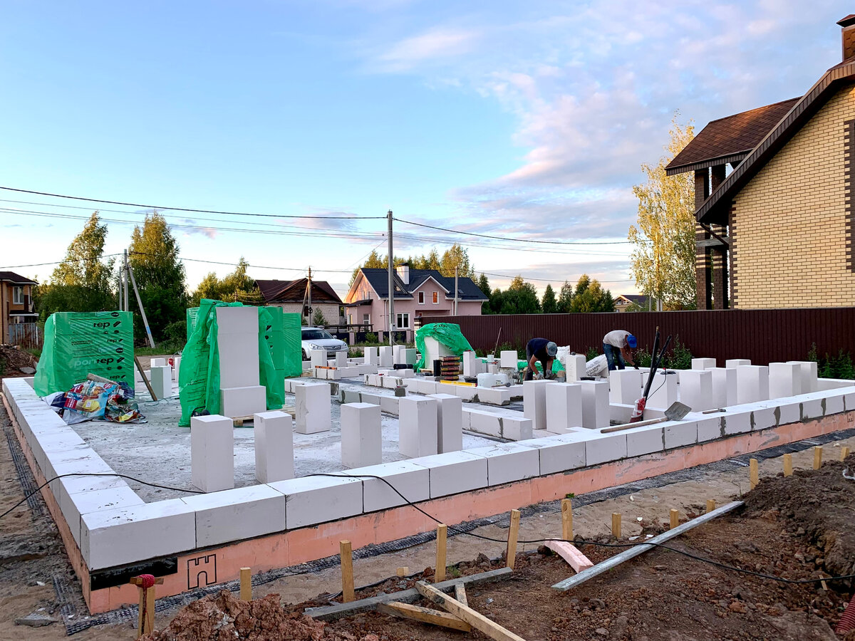 Это уже первый ряд кладки, но сегодня речь пойдёт о том, что находится под ним - о фундаменте.