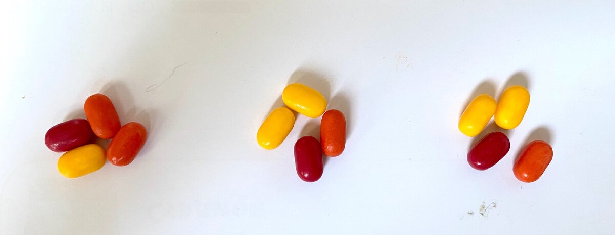 Три кучки тик-така по 4 штучки в каждой кучке