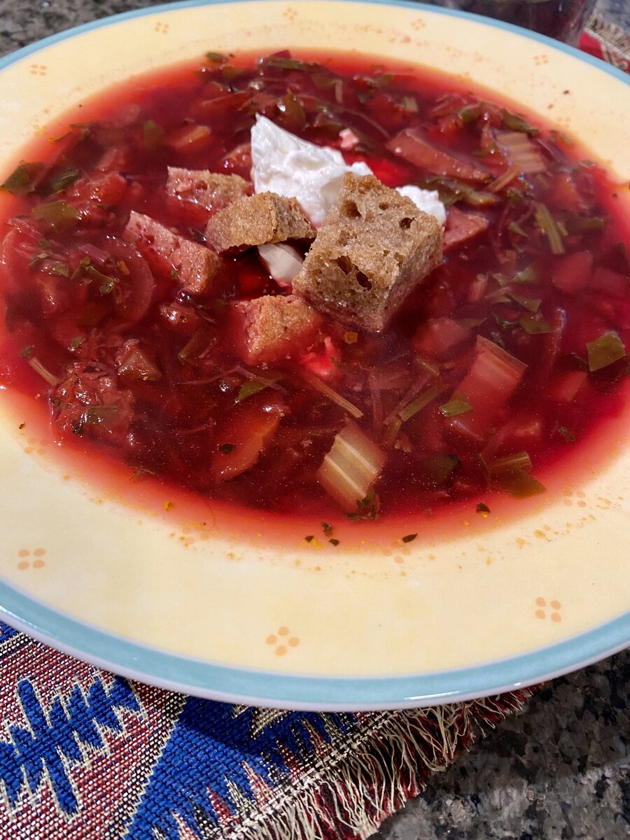 SOUP DU JOUR #3: горячий ботвинник из молоденькой свеклы | Culinary_Leaks |  Дзен