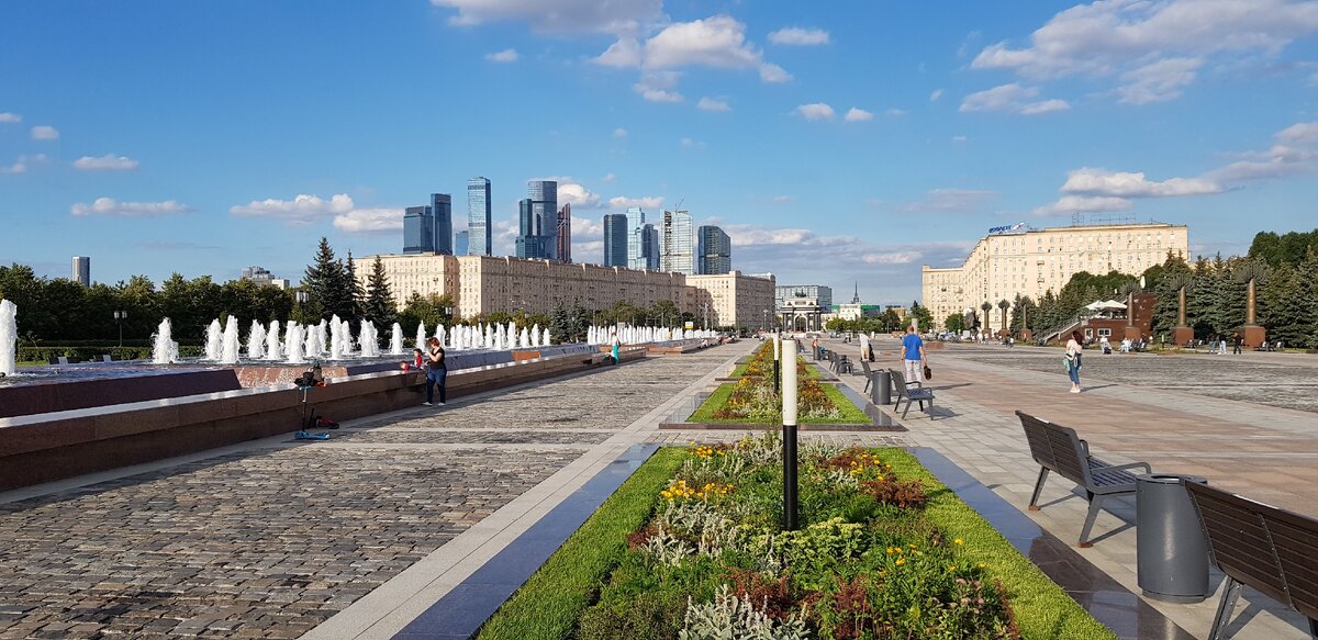 Фото сделано из парка Победы.