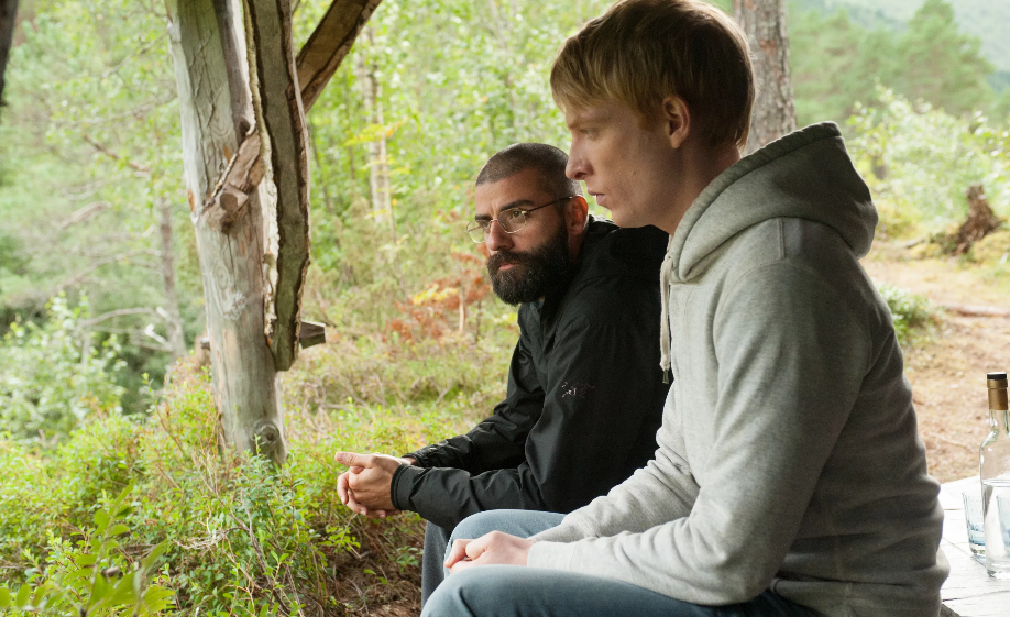 «Ex Machina» (2014), Донал Глисон - программист, а Оскар Айзек с бородой. Там еще Алисия Викандер играет