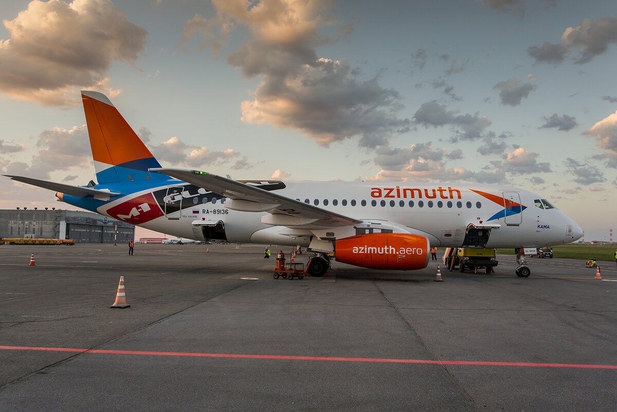 Азимут пермь минеральные воды. SSJ 100 Азимут. Азимут авиакомпания ливрея. Авиакомпания Азимут Минеральные воды. В аэропорту Минеральные воды Азимут.