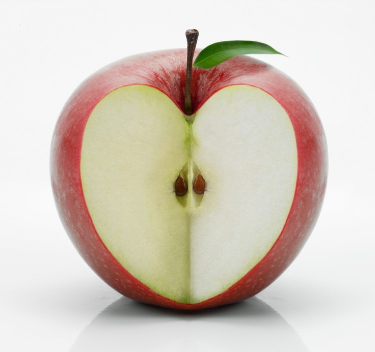 Половинка есть у яблока. Яблоко в разрезе. Половинка яблока. Разрезанное яблоко. Срез яблока.