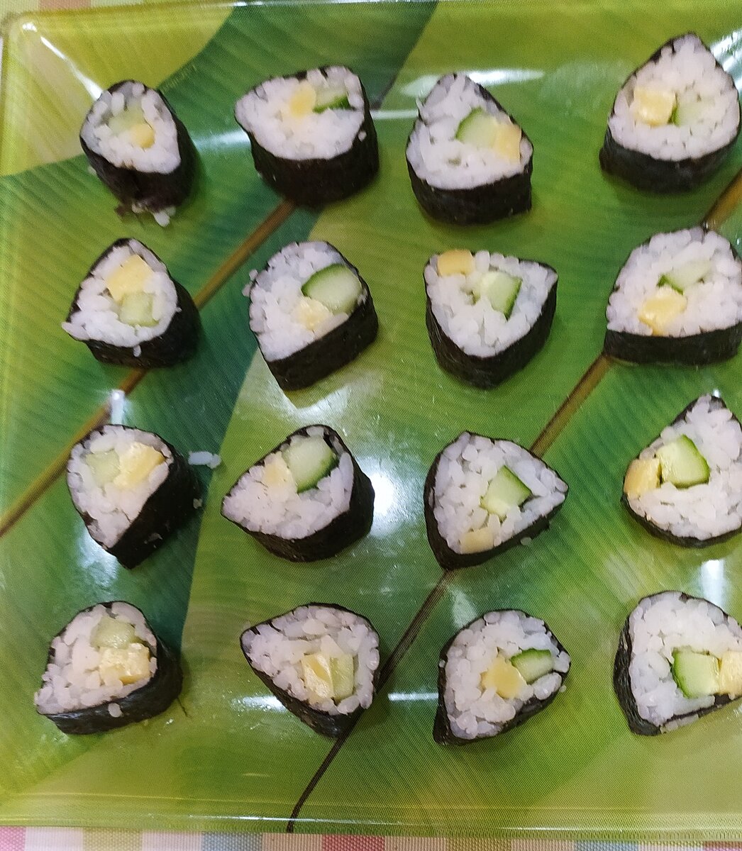 Дочка сделала суши сама!