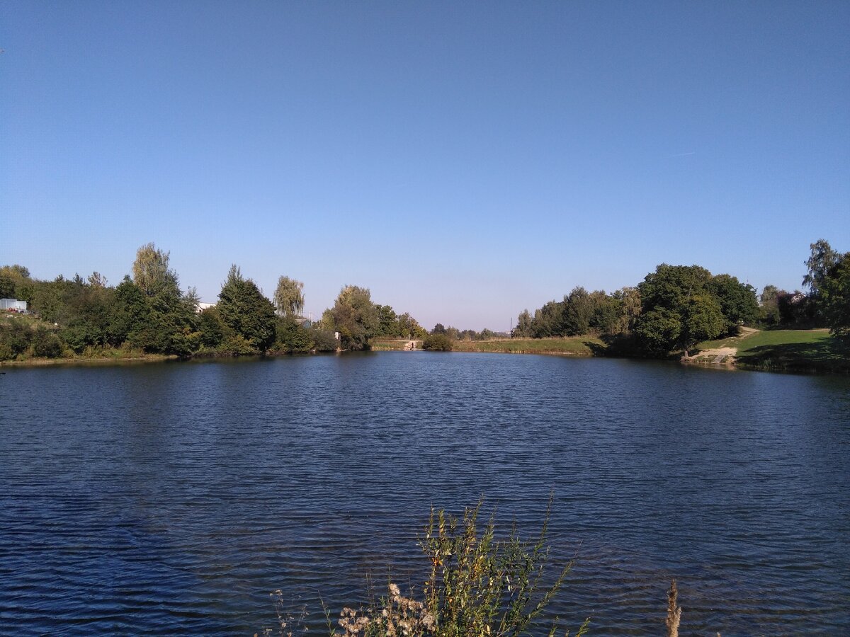 Отсюда открывается вид на главную плотину, являющейся связью СНТ и поселка