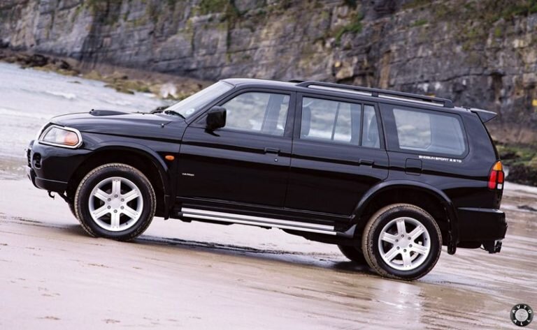 Mitsubishi Pajero Sport 1-го поколенияСамые ранние автомобили оснащались 4-х цилиндровыми моторами серии 4G64, которые устанавливались на легковых автомобилях. В большинстве случаев, в Паджеро 1 ставили 3-х литровые 6-ти цилиндровые моторы серии 6G72, мощность которых - 177 л. с., а также был 2,5-литровый дизелек - 4D56 мощность которого варьировалась от 99 до 136 л. с.