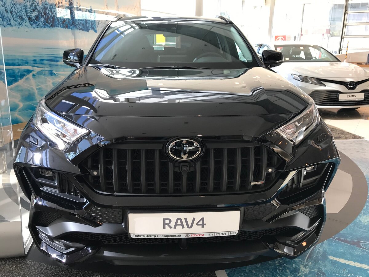 Вид спереди на Toyota RAV4. 