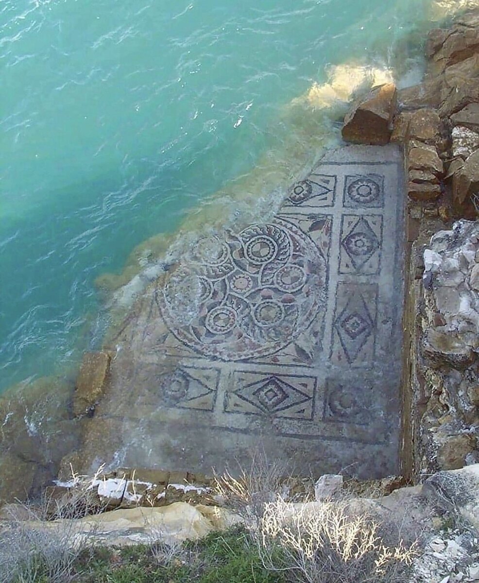 Мозаика, омываемая 2000 лет.