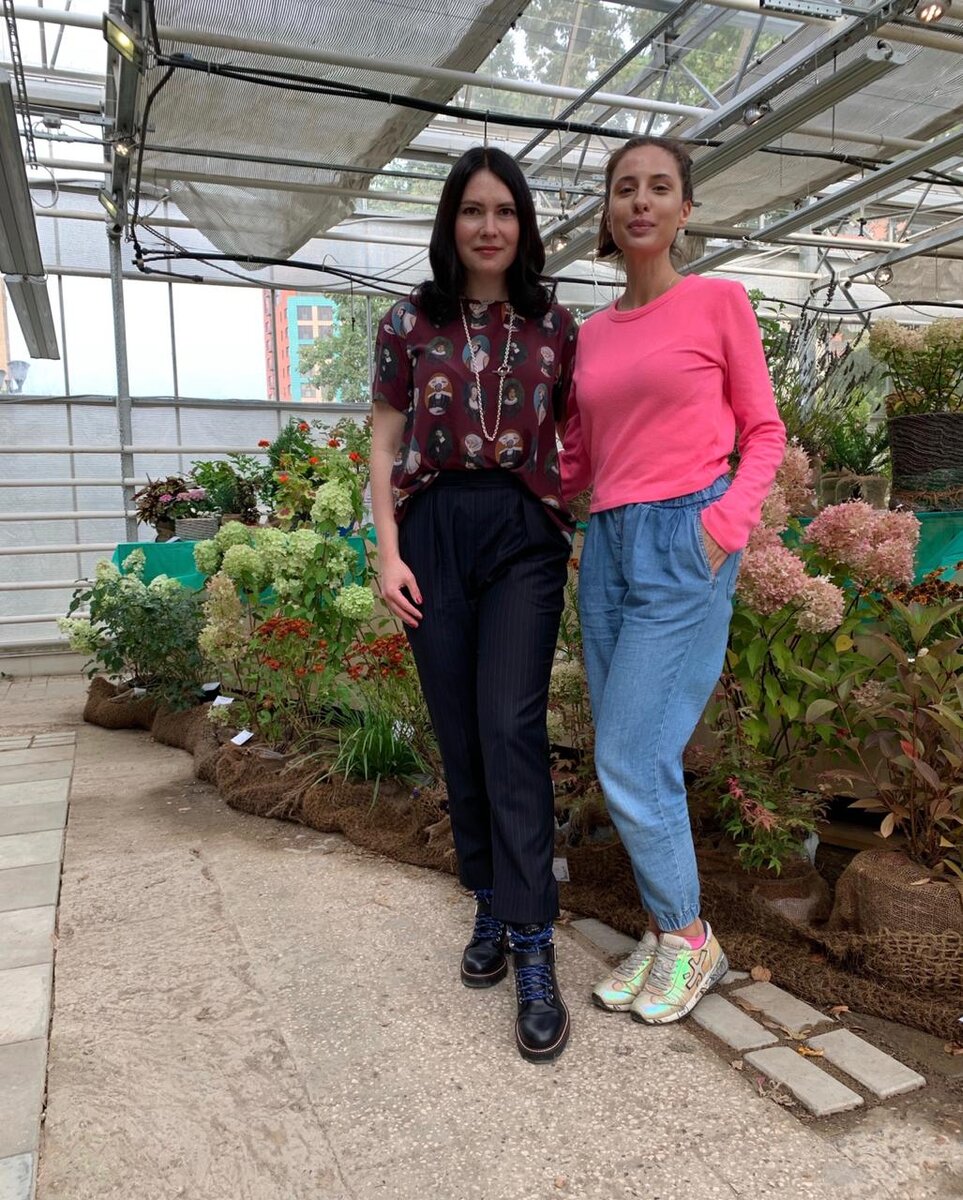 Я в брюках из шерсти и топе с принтом из ткани Dolce&Gabbana. С подругой - коучем Яной Романовской ❣️