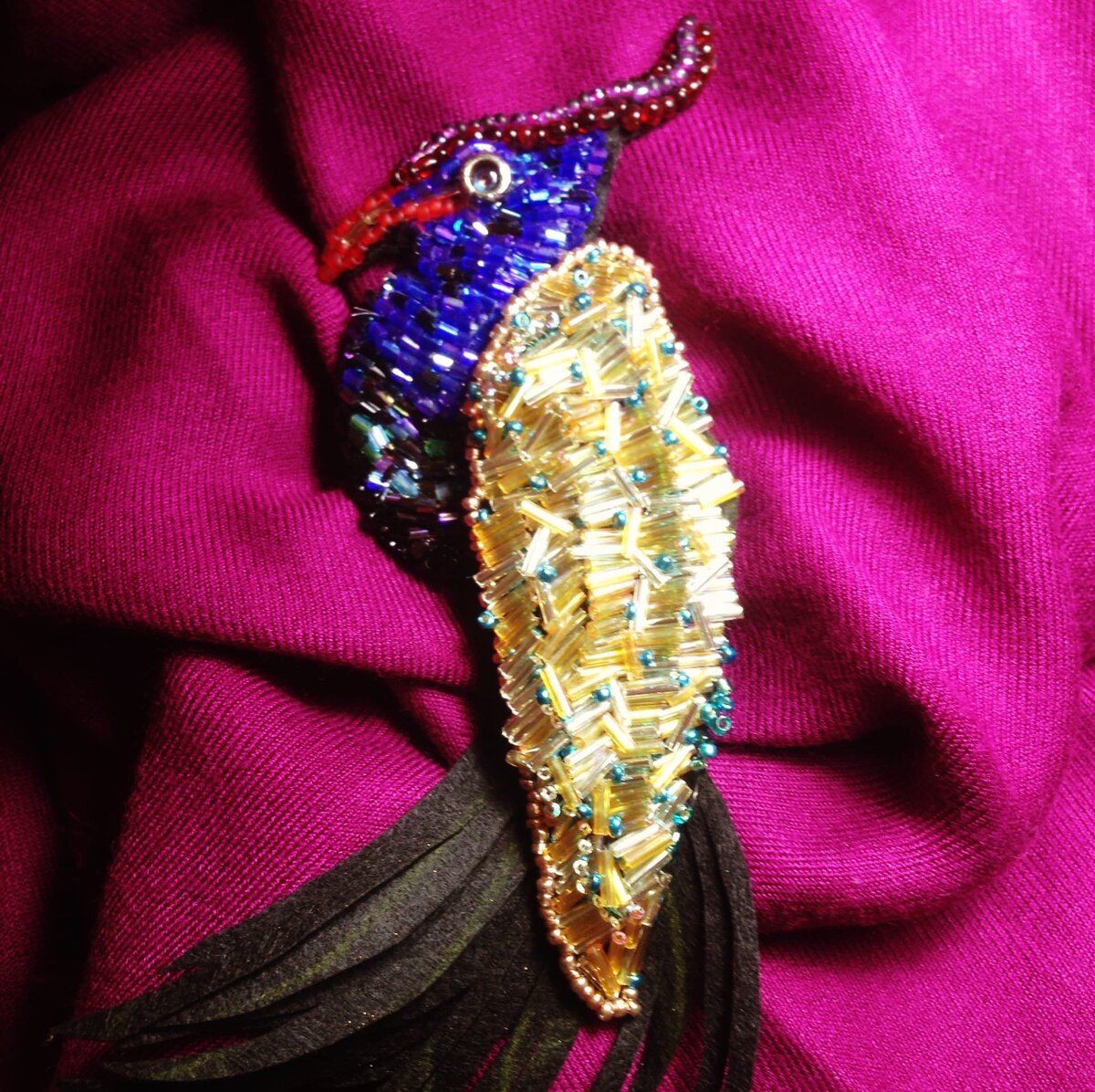 Хочу открыть завесу мастерской и поделиться несколькими кадрами с процесса работы.Встаю я ,как ранняя пташка,но сделать хорошие кадры сегодня сложно, в Москве пасмурно но...Все же покажу!
Брошей я сделала достаточно много ,все они нашли любящих хозяек,а захотелось немного другого и многофункционального) Уже на этапе эскиза я решила,что крыло должно быть в движении,можно было по желанию закрепить форму взмаха .... и вуаля!
А почему бы не сделать птице несколько по цвету и форму этих крыльев?! Ведь наряды у женщин меняются,меняется цветовая гамма ,и здесь очень выручит именно цвет крыла! Можно строго тёмного цвета,вышивка,бисер,а можно расшитое золотыми нитками и бисером
И вот одна Брошь ,уже засияет разными цветами радуги и станет многофункциональная !
Никто ведь не запрещал иметь птице оперений всех цветов радуги! 🌈
