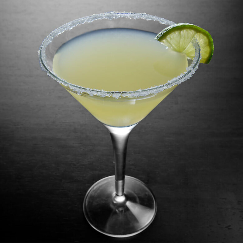 Коктейль Маргарита (Margarita) в коктейльном бокале 