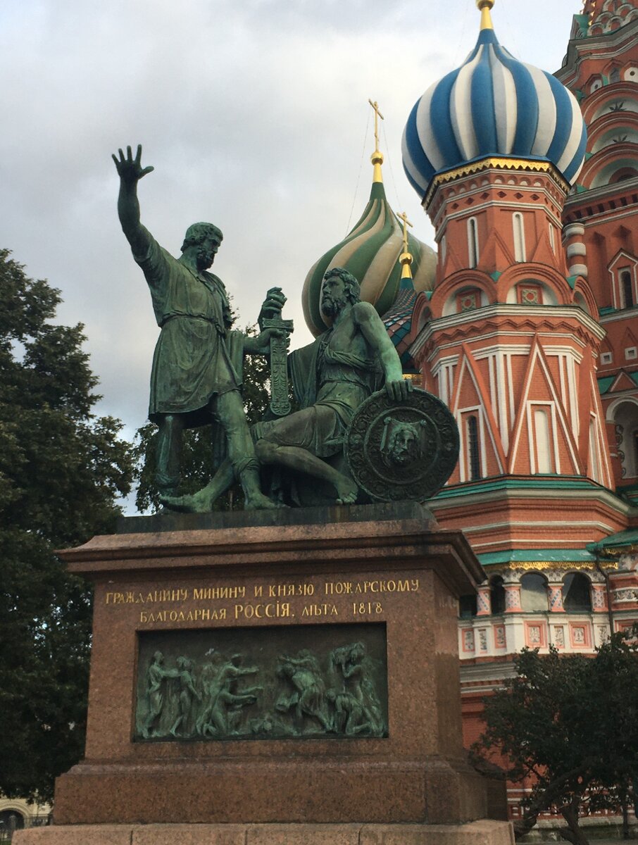 Памятник пожарскому в москве. Памятник Минину и Пожарскому на красной площади в Москве. Храм Василия Блаженного памятник Минину и Пожарскому. Памятник Минину и Пожарскому 1818. Минин и Пожарский постамент.