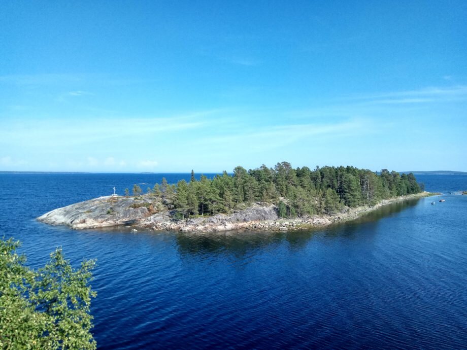 Острова белого моря. Остров Медвежий белое море. Медвежий остров Карелия. Остров Сосновец в белом море. Остров Медвежий КИВ губа белое море.