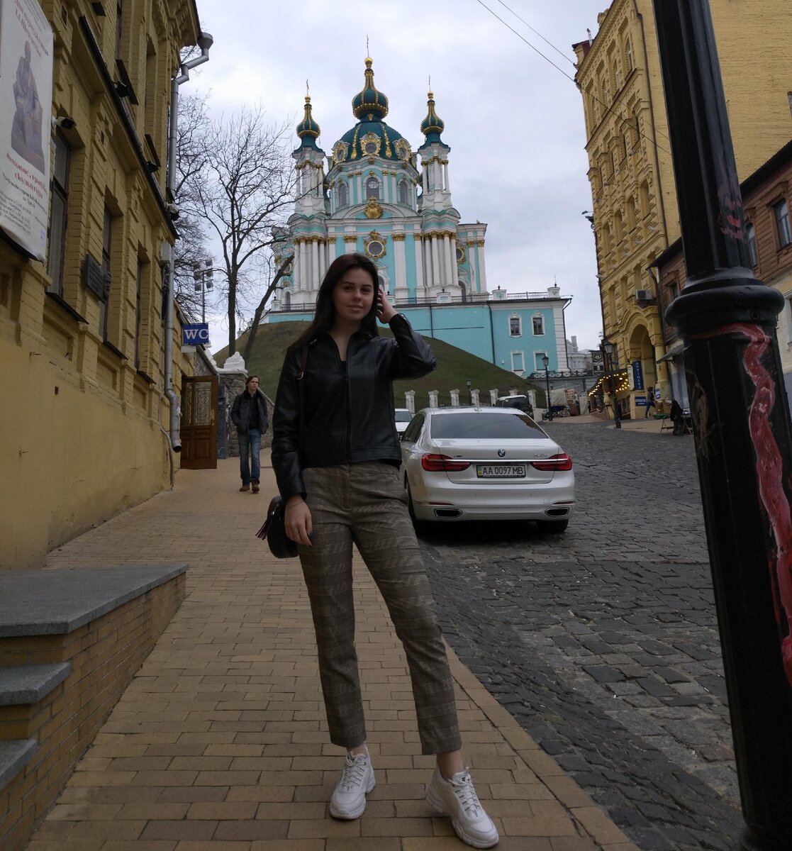 Каждый раз, приезжая в Киев, я с удовольствием иду прогуливаться Андреевским спуском. Советую записаться на экскурсию в дом Булгакова. До мурашек таинственная атмосфера с головой погружает в историю 🎞😍