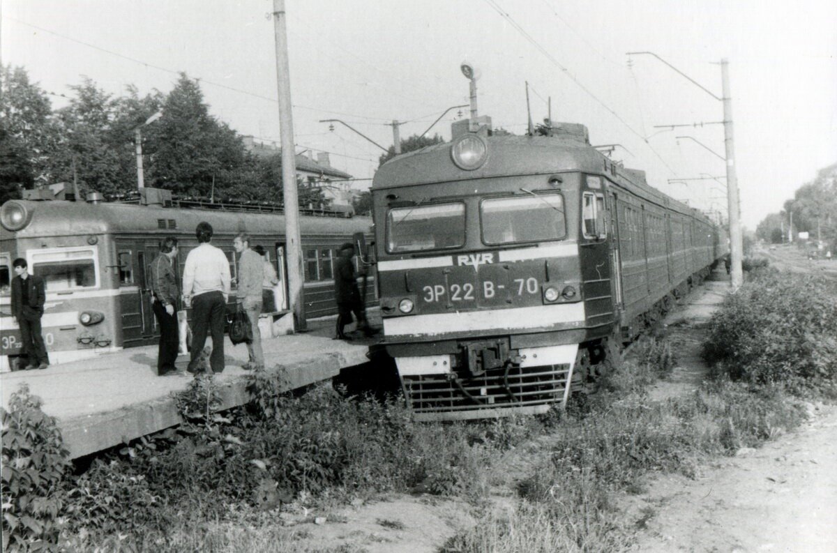 ЭР22В-70 и ЭР22-40 на станции Московская, 1992 год, автор фото Алексей Потелещенко, фото с сайта Трайнпикс