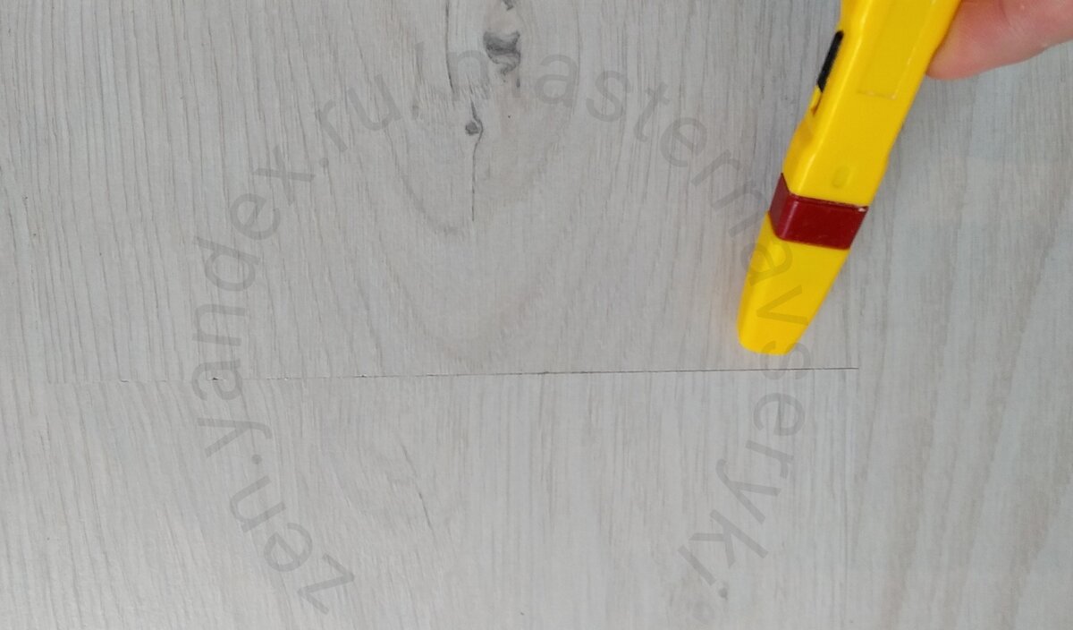 Вода, проникая внутрь царапины или щели, провоцирует разбухание ламината.  