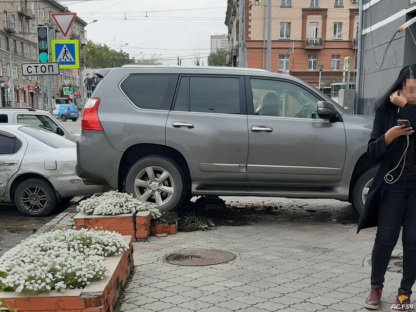 В Ленинском районе спасатели достали мужчину, которого вчера засыпало землёй 
В пятницу на улице Станционной мужчина 1966 года рождения производил работы в траншее глубиной 3,5 метра. В какой-то момент на него обвалился грунт и он оказался в западне. Находившиеся рядом рабочие обратились в спасательные службы.

Работу по вызволению пострадавшего затрудняло то, что вместе с землёй и глиной в траншею обрушилась также кирпичная кладка от клумбы.

Спасателям потребовалось полтора часа, чтобы добраться до мужчины, который оказался живым. Человек смог выжить, поскольку в грунте образовались воздушные карманы, которые не дали ему задохнуться. Мужчина был без сознания, но вскоре пришёл в себя. Спасатели передали его медикам, которые поставили предварительный диагноз — переохлаждение и ушиб грудной клетки, пишет НГС.