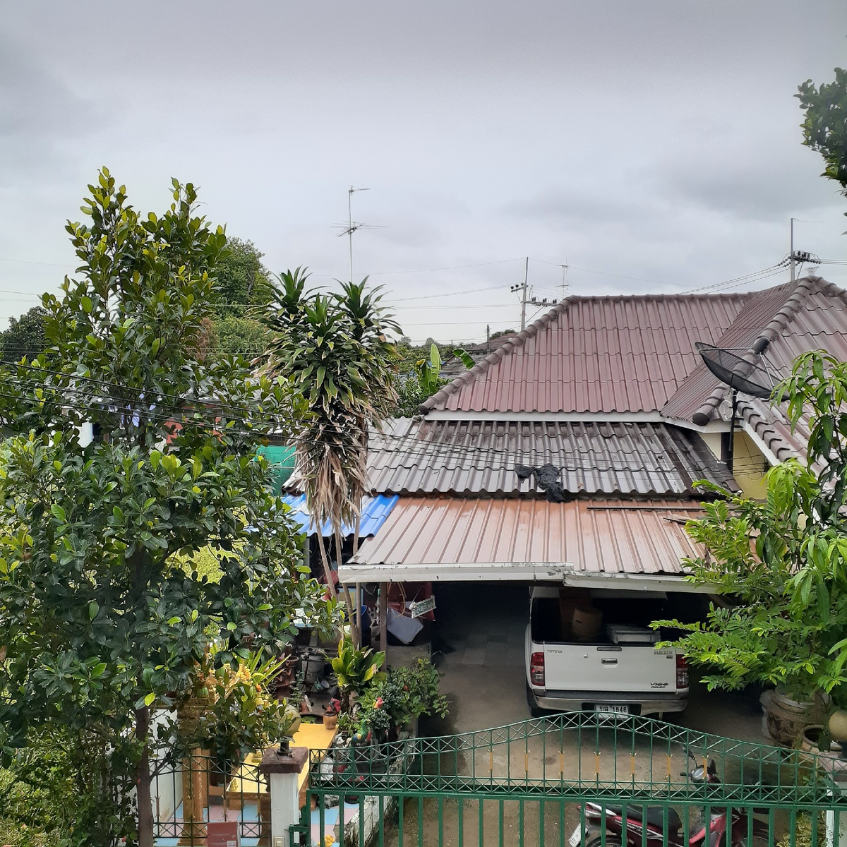 вид с балкона на соседей