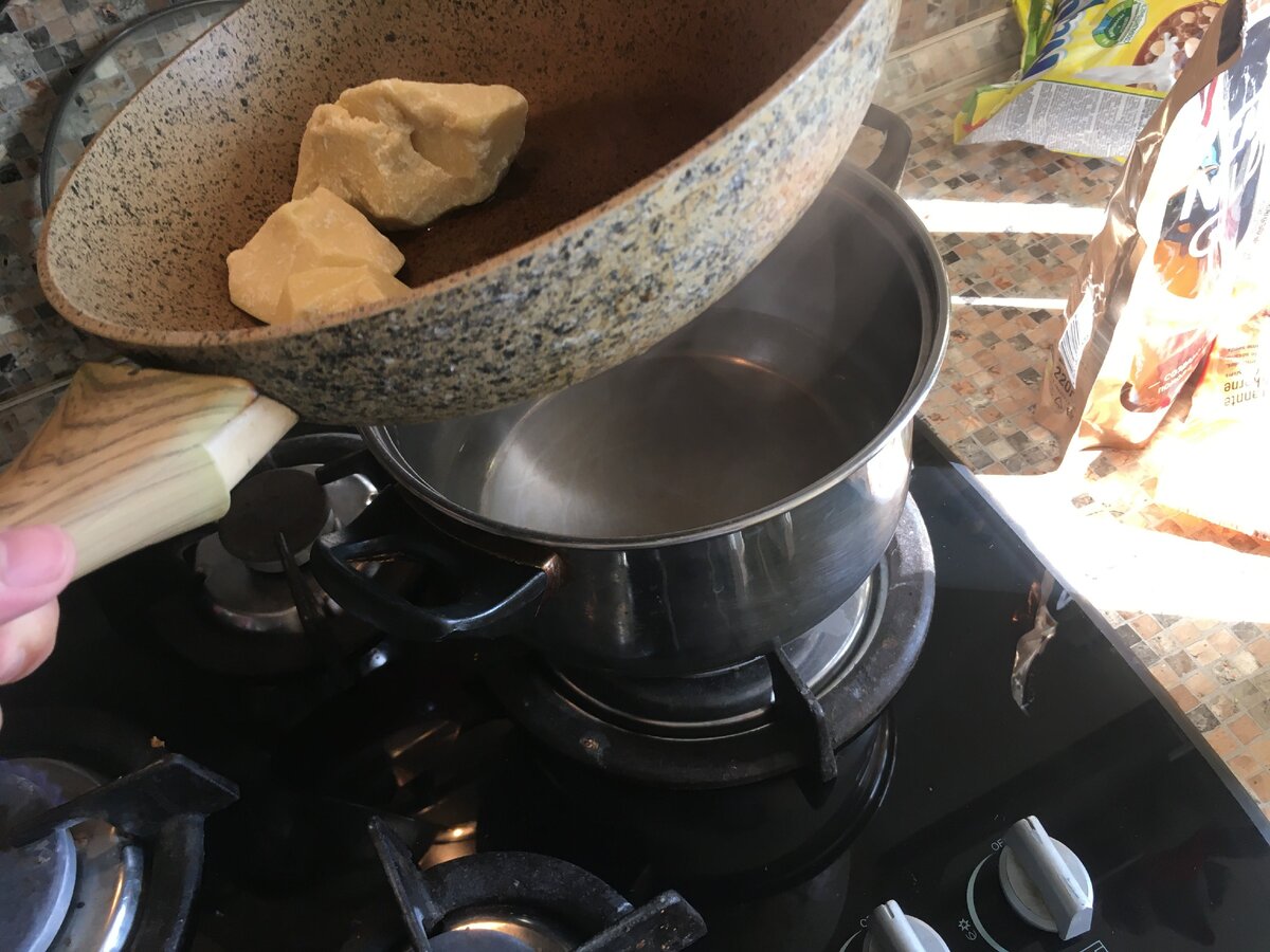 В кастрюле вода, кастрюля на огне.