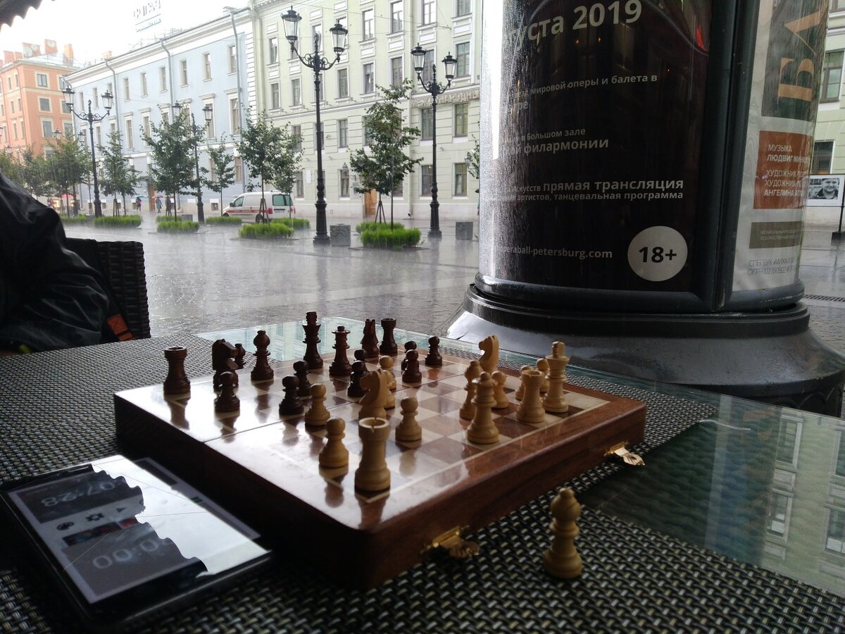 Шахматы под дождём. На Соляном переулке. 