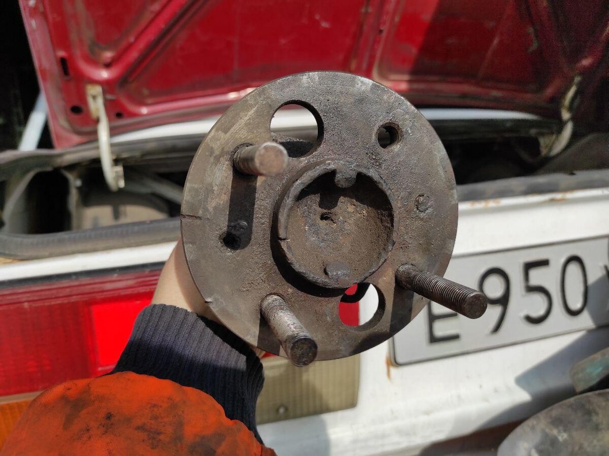 Шпильку, которую нужно заменить, я уже выкрутил. Теперь нужно купить новую и закрепить её на месте старой