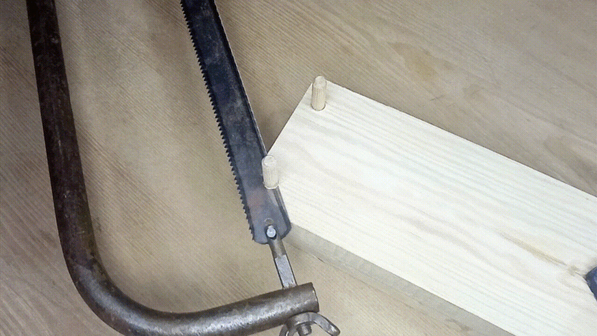 Срезаем шканты ножовкой и шлифуем доску