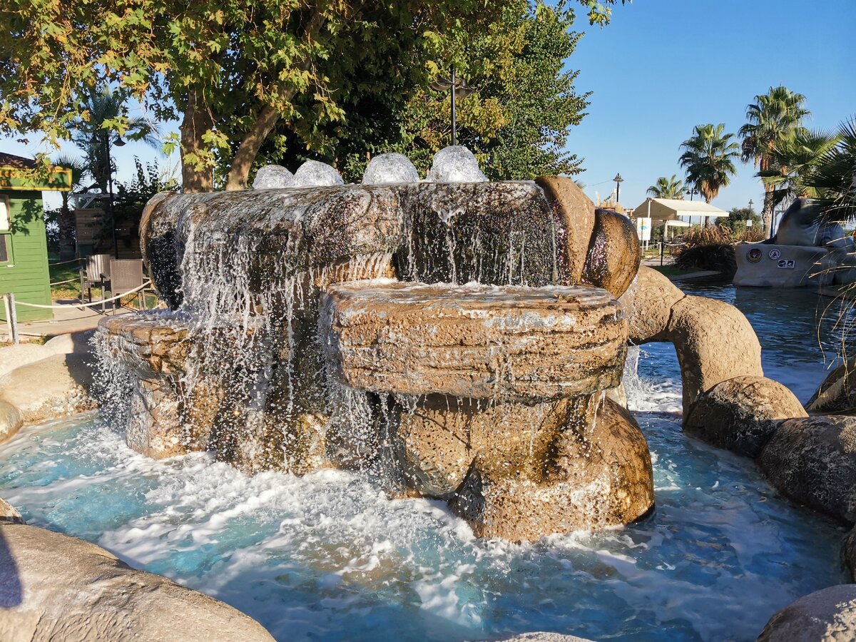 Фонтан, который виден как со стороны дороги