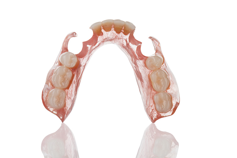 Гипоаллергенен. Естественно смотрится за счет полупрозрачного базиса.