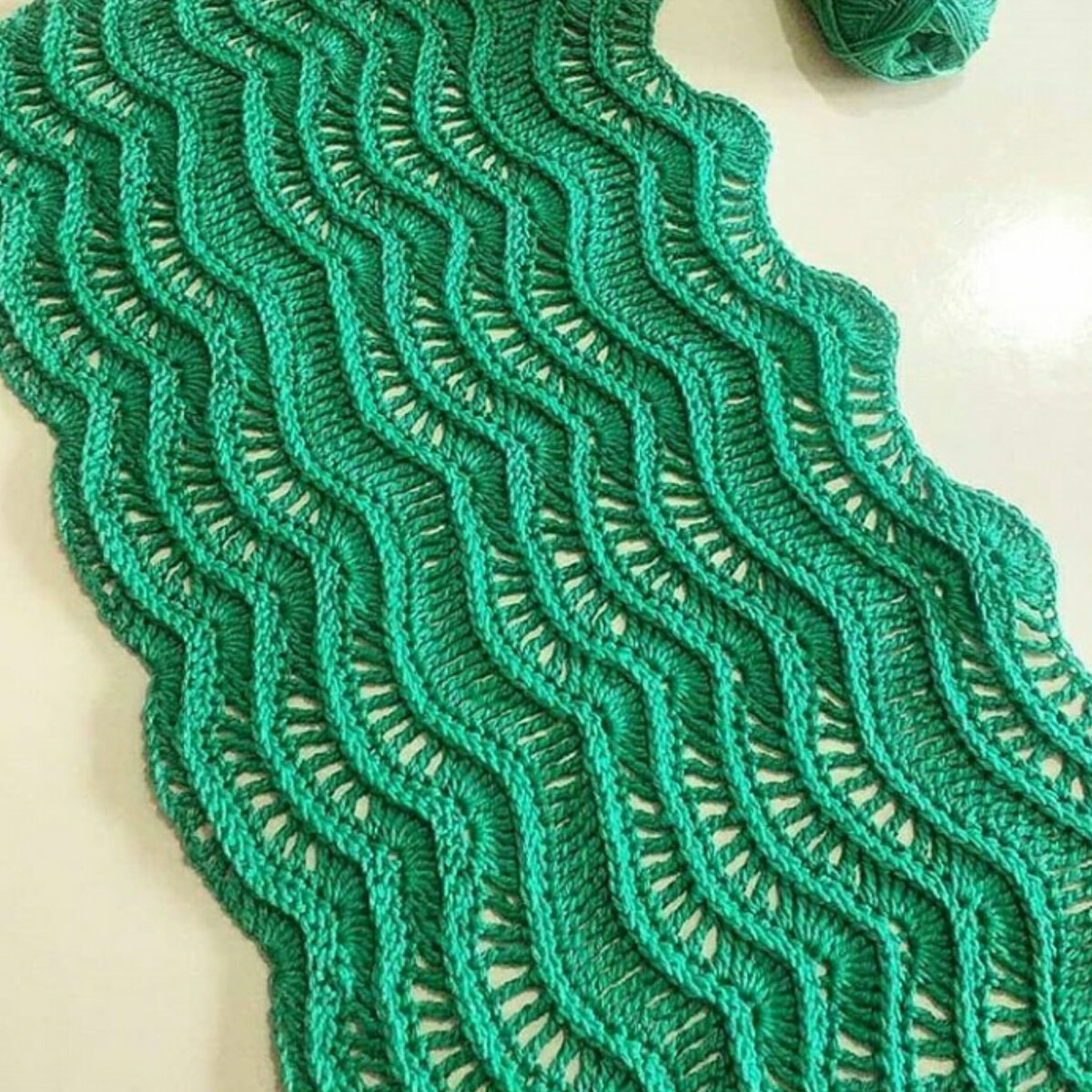 Шарф, связанный тем же узором, что и бактус.