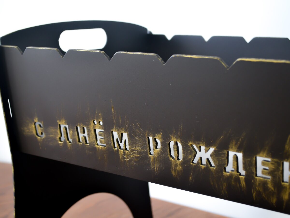 Область вырезки украшена золотистой патиной.