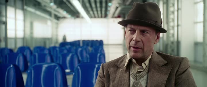 Слевину не повезло – его бросила девушка. К тому же, когда он приехал к другу в чужой город, его по ошибке приняли за другого парня, который  должен кучу денег сразу двум криминальным авторитетам: Раввину и Боссу. Оказавшись в центре гангстерской войны, Слевин также попадает в прицел неутомимому полицейскому детективу Бриковски и знаменитому наемному убийце по кличке Добрый Кот. Что дальше?