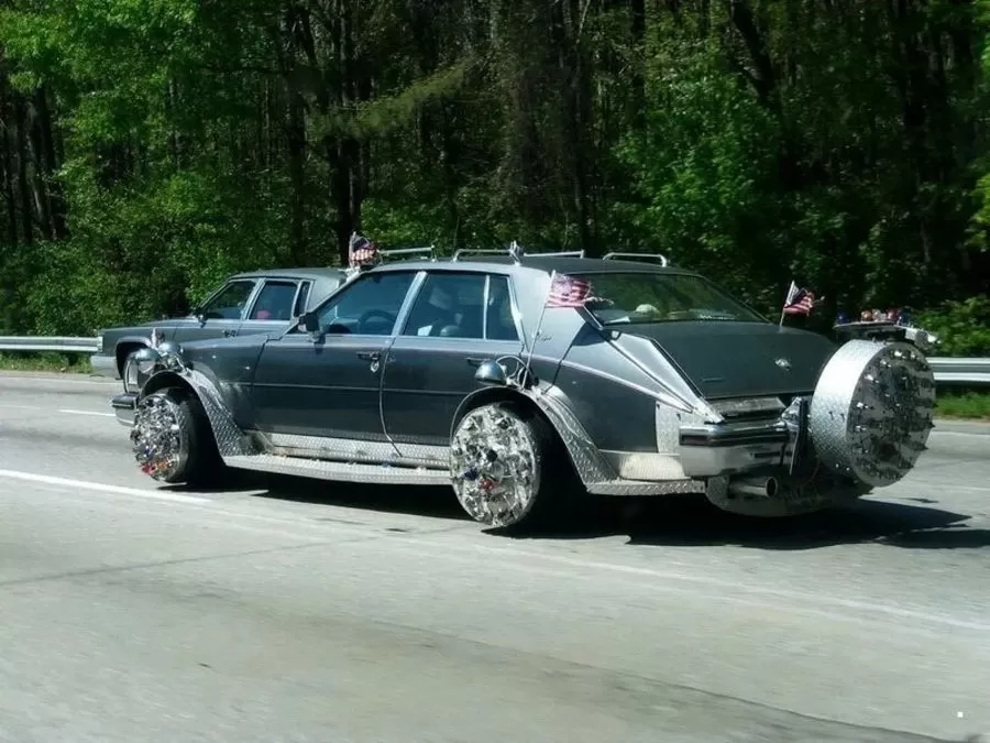 Пролетала стая птиц и закапало с колес