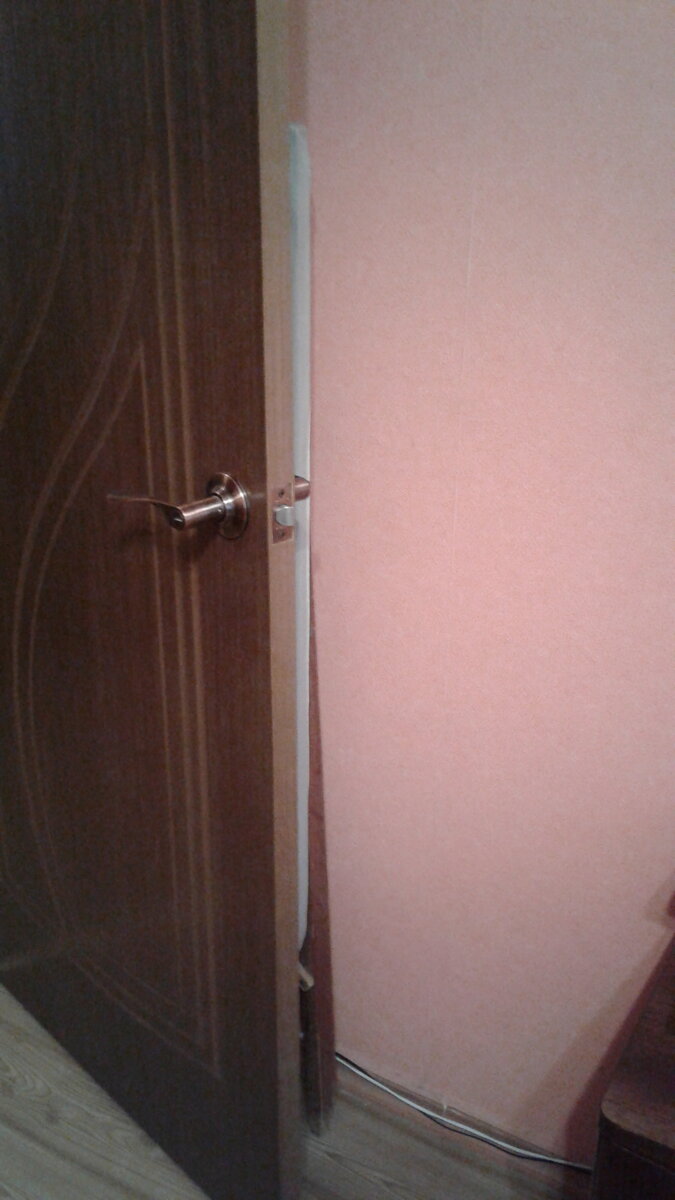 доска за дверью