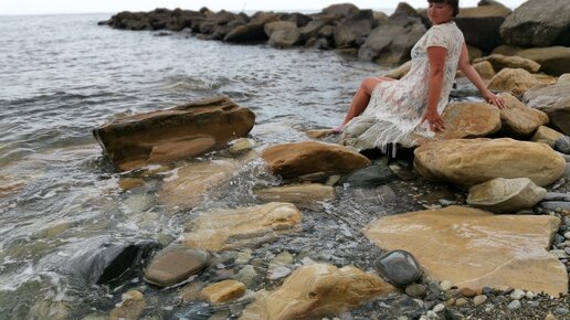 Песчаный пляж в Сочи с чистой прозрачной водой. Он действительно существует