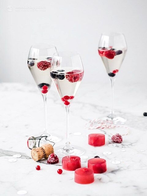Желе из просекко с ягодами имеет очень интересный вкус