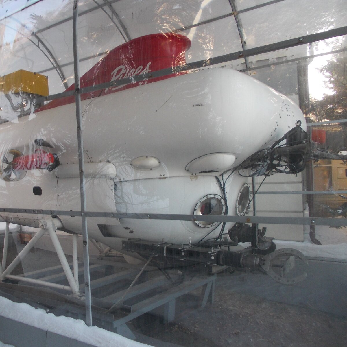 На улице перед музеем нас встретил батискаф, с чьей помощью исследовались глуби́ны Байкала