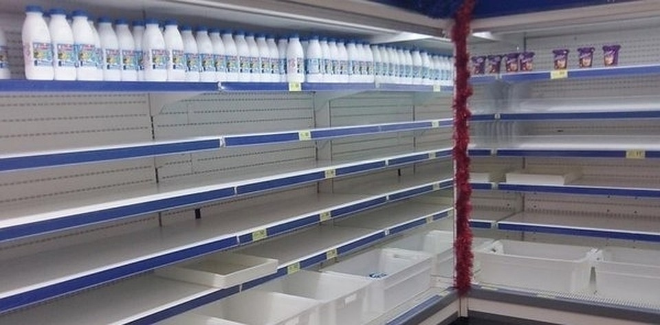 Фото из интернета, взято для иллюстрации. На самом деле таких больших прилавков под "молочку" у нас в городе нет ни в одном магазине. Да, даже пустых нет.