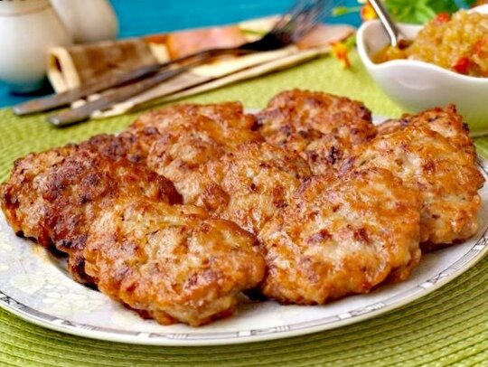Всего несколько минут – и вкусное и сочное блюдо готово! Подавать такие котлеты можно с любым гарниром.
