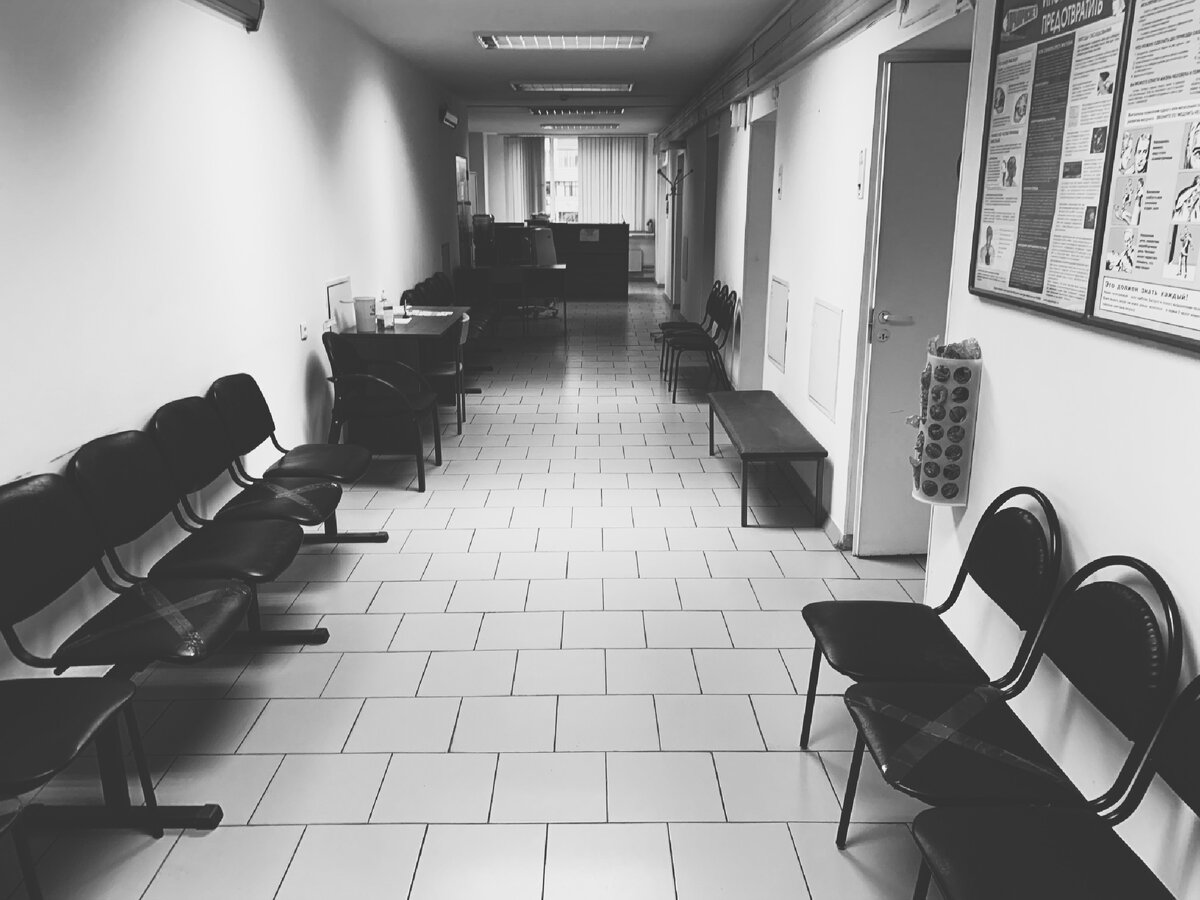 На фото: пустой коридор отделения, где делают прививку от COVID-19