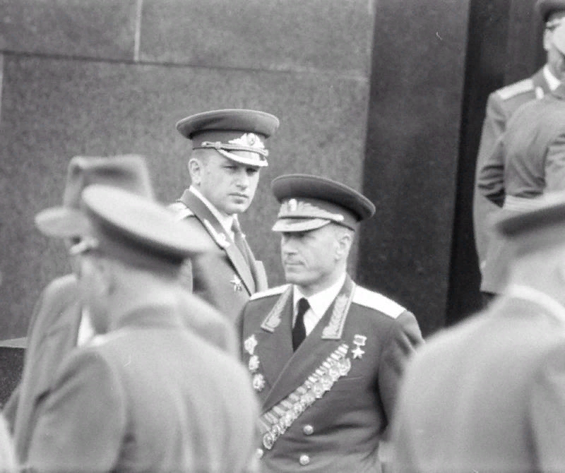 Кто такой генерал Серов? Офицер Красной Армии, в 1939 году направленный в НКВД и быстро ставший заместителем Берии, а после его расстрела до 1963 года возглавлявший советские спецслужбы КГБ и ГРУ и много знавший о тайнах высшего руководства Советского Союза.