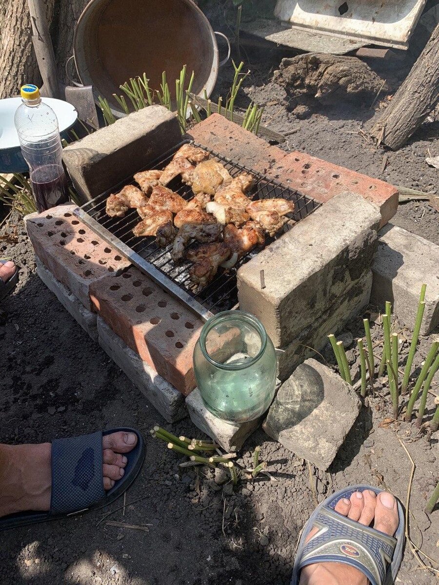 Для приготовления курочки, лучше всего будет использовать сетку, так более удобно её переворачивать, и проверять прожарку курицы. Курица как я уже и сказал это более нежное мясо, по этому для неё сверх мощный жар не обязателен, достаточно среднего жара, чтобы полностью её приготовить. Но вы должны понимать что за приготовление и прожаркой курицы нужно внимательно следить чтобы не вышли у вас угли, а вышла соооочная мощная курочка, которой вы и ваши близкие будут наслаждаться!!!
Важно это понимать, курица прожариваться намного быстрее, по этому за ней нужно внимательно присматривать.
А еще лучше если за мангалом и приготовление курочки будет сидеть человек который в этом что-то понимает, и имеет прямые руки:)