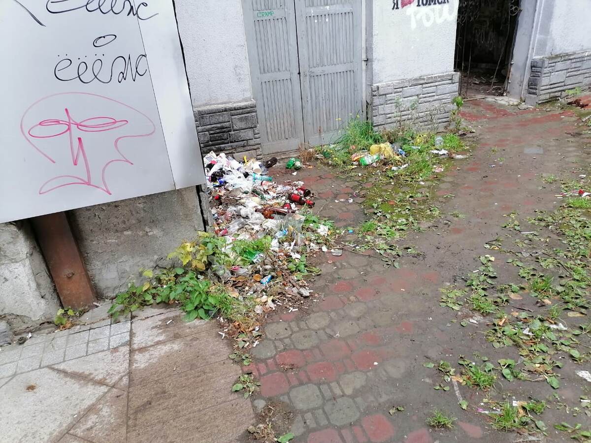 Свалка прямо за театром..