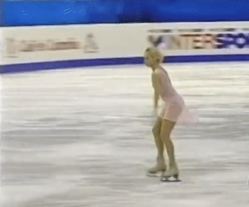 Мария Бутырская выполняет 3 флип на ЧЕ 2002 (источник - youtu.be/I8-D3NQfDmk)