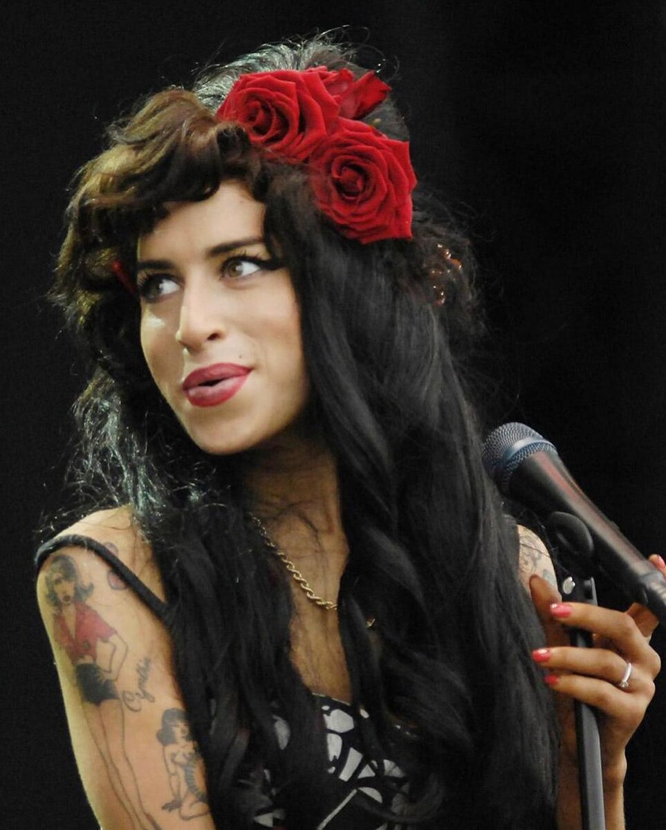 Amy Winehouse. Стрелки в стиле Эми Уайнхаус.