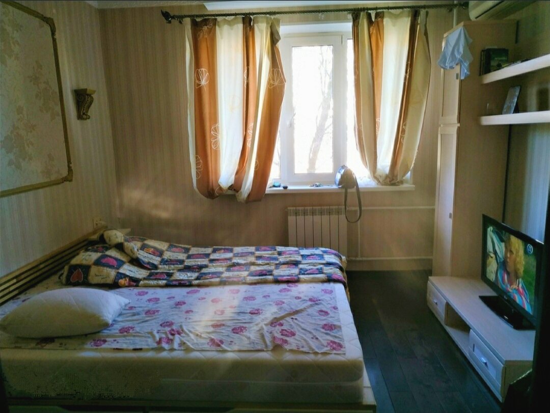 Комната которую я снимала. Спала я головой к кухне.