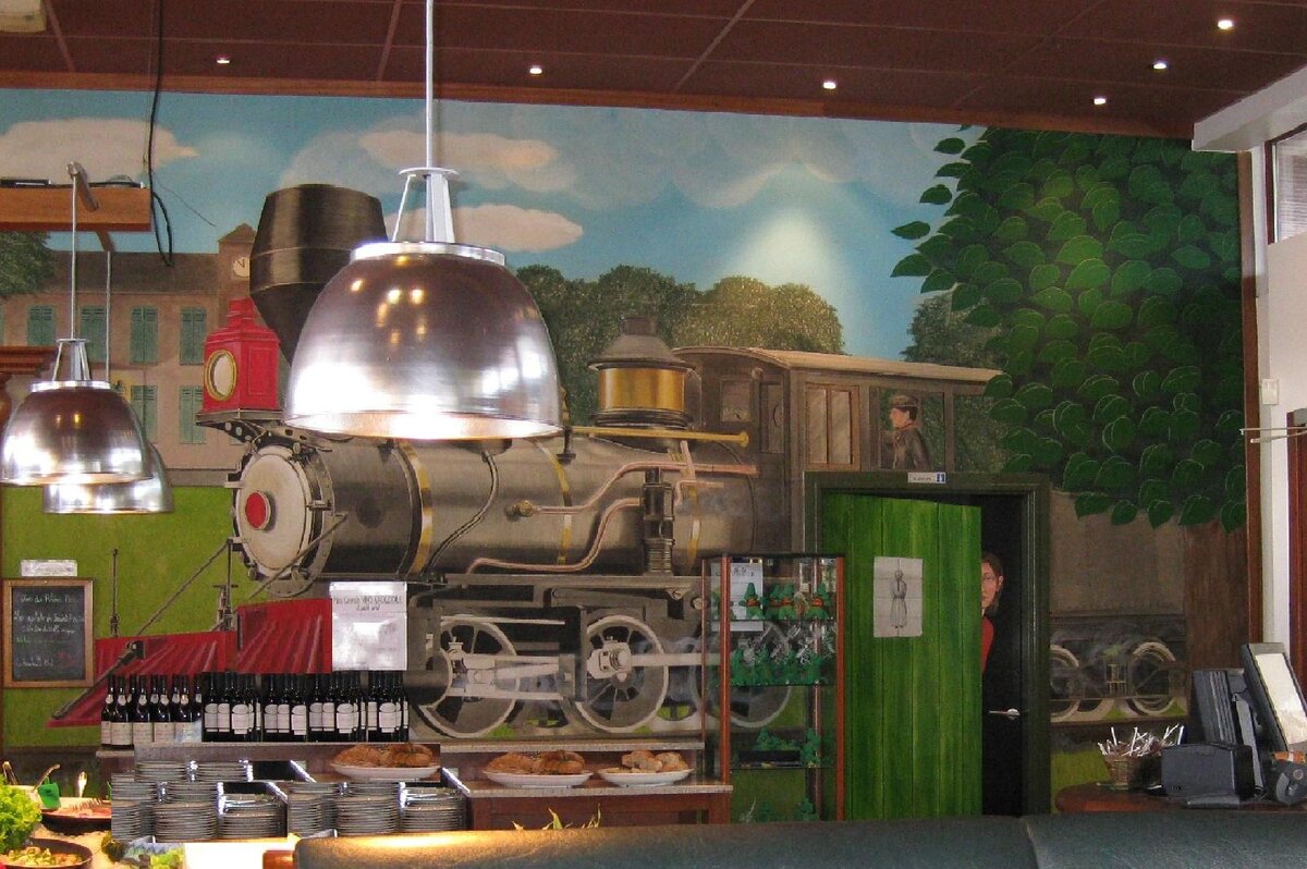 У входа в зал. Это тот самый Крокодил!