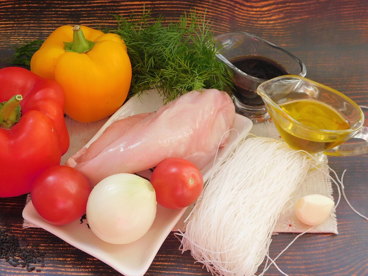 ингредиенты для приготовления фунчозы с курицей и перцем 