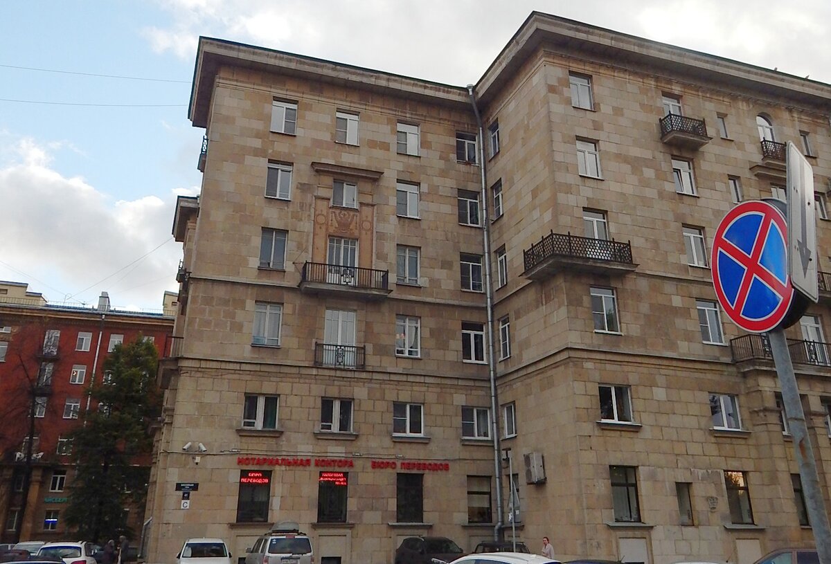 Окна квартиры выходили на две стороны- на Бассейную улицу и во двор.